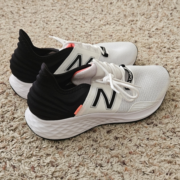 White New Balance, women's 11 - Picture 3 of 5